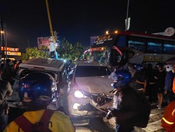 Bus Tabrak 6 Mobil-2 Motor di Simpang Empat Ketandan Bantul