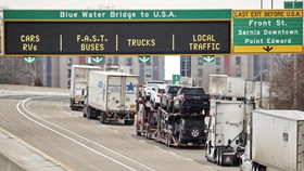 Jalan Layang di Philadelphia AS Ambruk Usai Truk Terbakar di Bawahnya