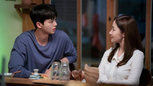 Penulis Seon Yeong banyak menghabiskan waktu di Badan Meteorologi Korea hingga seperti tinggal di sana demi riset Forecasting Love and Weather.