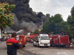 Penyebab Kobaran Api di Pabrik Plastik Pati Belum Padam Sore Ini