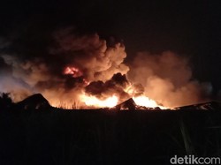 Sudah 7 Jam, Kebakaran Pabrik Plastik di Pati Belum Padam