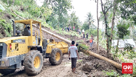 Akses Jalan Tertutup Longsoran, Jalur Trans Timor NTT Lumpuh Total
