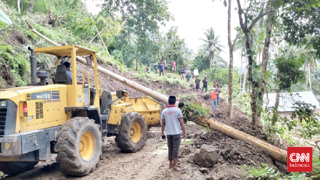 Warga tidak bisa melewat jalan Timor Raya, Kabupaten Kupang, NTT karena longsor menutup jalan. Petugas pun tak bisa membuka jalan karena tanah masih labil.