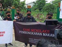 Aksi Tolak Pembongkaran Makam Vanessa Angel