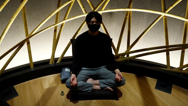 FOTO: Meditasi di Ruang Kosong Jauhi Hiruk Pikuk Kehidupan