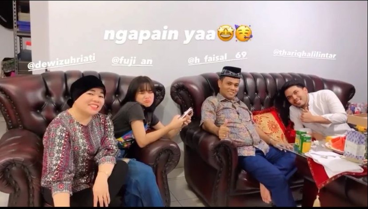 Thariq Halilintar bertemu dengan orang tua Fuji untuk pertama kalinya di rumah H Faisal&period; Yuk intip momen pertemuan mereka&excl;