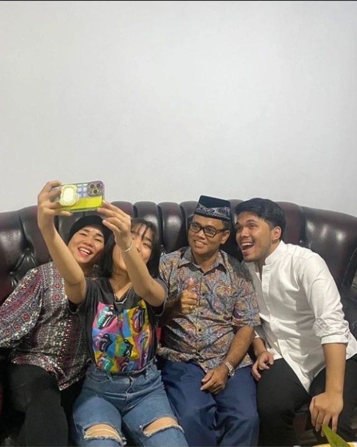Thariq Halilintar bertemu dengan orang tua Fuji untuk pertama kalinya di rumah H Faisal&period; Yuk intip momen pertemuan mereka&excl;