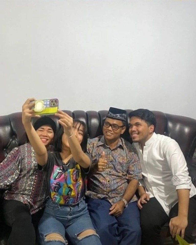 Thariq Halilintar bertemu dengan orang tua Fuji untuk pertama kalinya di rumah H Faisal. Yuk intip momen pertemuan mereka!