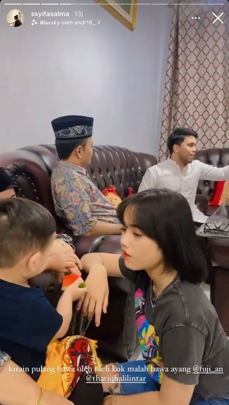 Thariq Halilintar bertemu dengan orang tua Fuji untuk pertama kalinya di rumah H Faisal. Yuk intip momen pertemuan mereka!