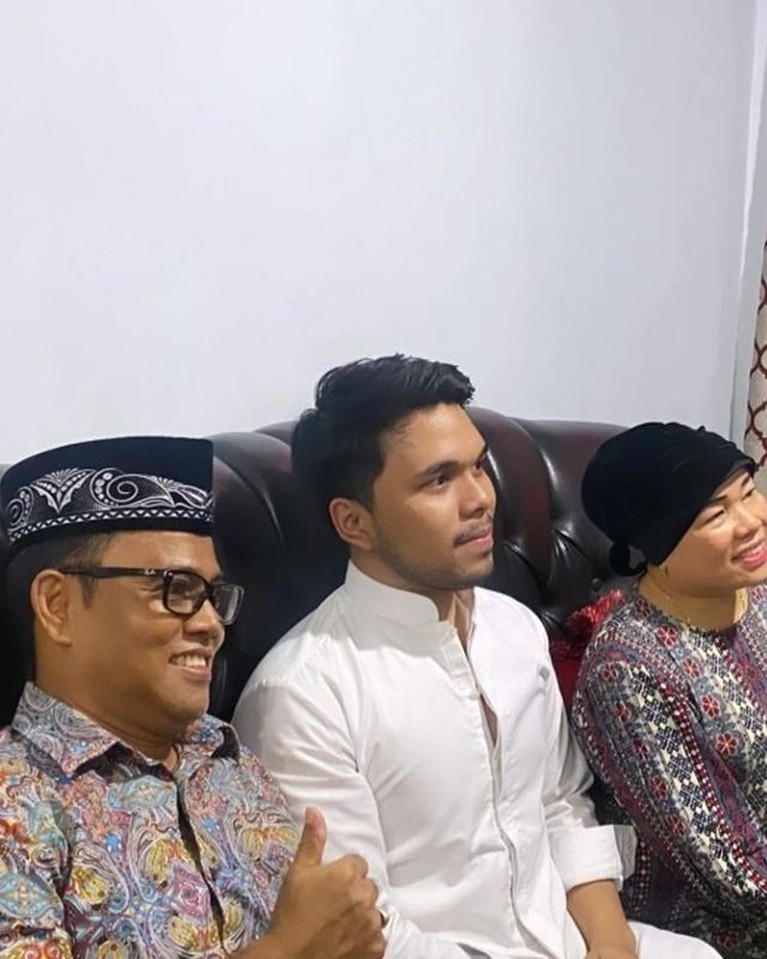 Thariq Halilintar bertemu dengan orang tua Fuji untuk pertama kalinya di rumah H Faisal. Yuk intip momen pertemuan mereka!
