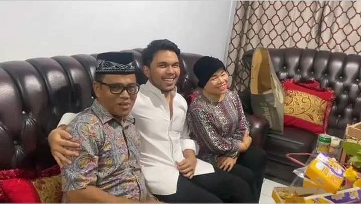 Thariq Halilintar bertemu dengan orang tua Fuji untuk pertama kalinya di rumah H Faisal&period; Yuk intip momen pertemuan mereka&excl;