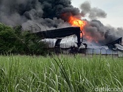 Penampakan Kebakaran Pabrik Plastik di Pati, Asap Membubung Tinggi