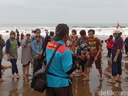 Senja Penjaja Jasa Foto Wisata Pangandaran: Bertarung Lawan Kamera Ponsel
