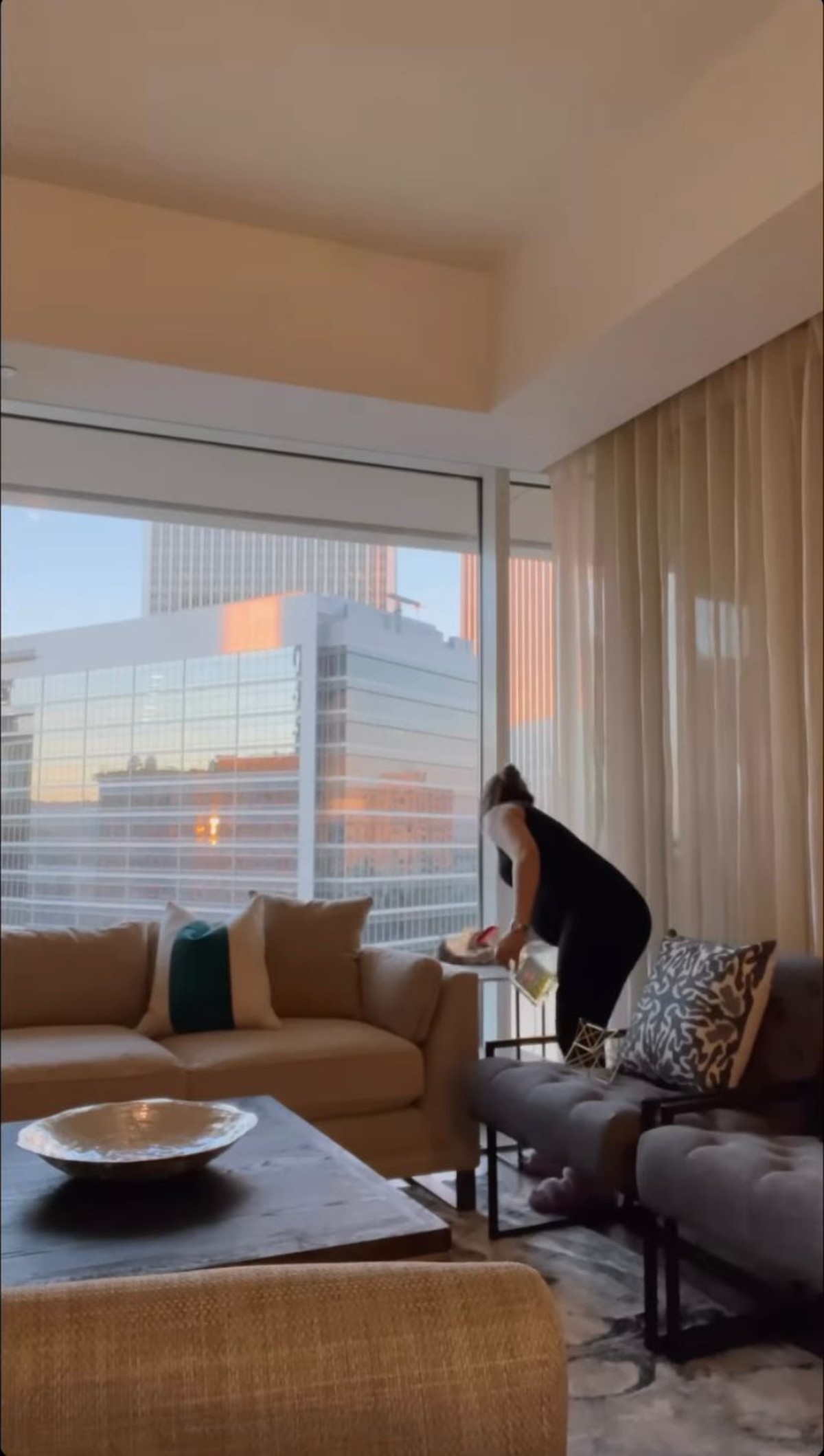 Usai liburan keliling Amerika Serikat&comma; Nikita Willy dan Indra Priawan memilih menetap di apartemen baru Los Angele&period; Yuk intip&excl;