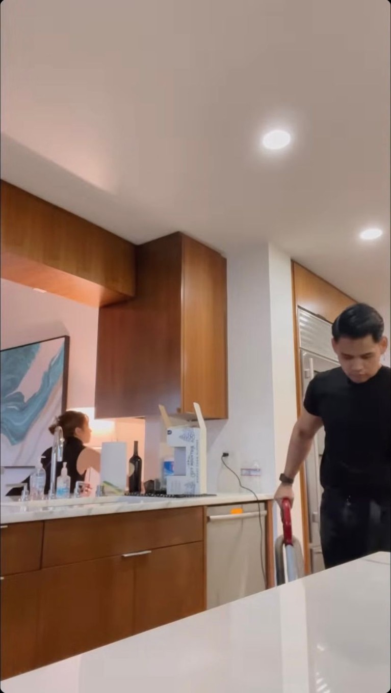 Usai liburan keliling Amerika Serikat, Nikita Willy dan Indra Priawan memilih menetap di apartemen baru Los Angele. Yuk intip!