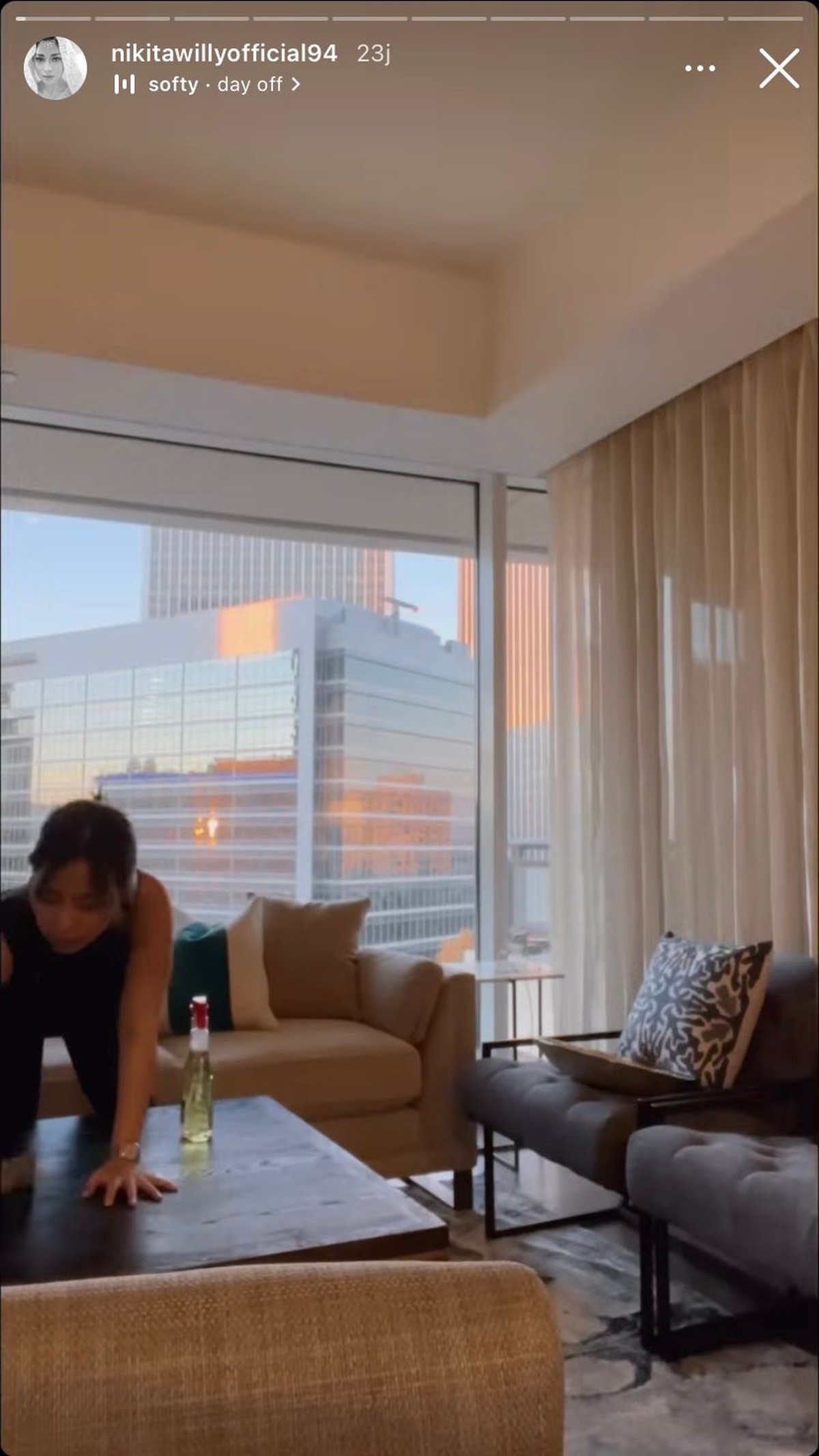 Usai liburan keliling Amerika Serikat&comma; Nikita Willy dan Indra Priawan memilih menetap di apartemen baru Los Angele&period; Yuk intip&excl;