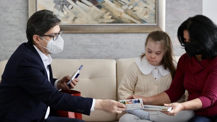 Presiden Makedonia Utara antar anak down syndrome ke sekolah