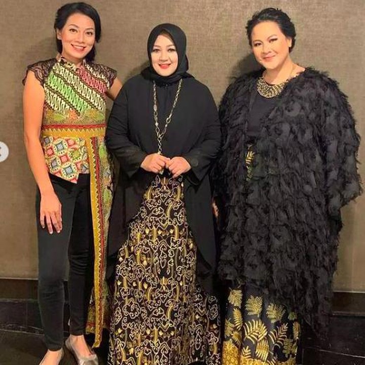 <p>Bunda masih ingat Rida Sita Dewi (RSD)? Itu lho, Bunda, grup vokal yang populer di era 90-an selain AB Three. Grup vokal yang beranggotakan Rida Farida, Sita Nursanti, dan Dewi Lestari ini pertama kali debut 28 tahun lalu yaitu 1994. (Foto: Instagram @sitanursanti)</p>