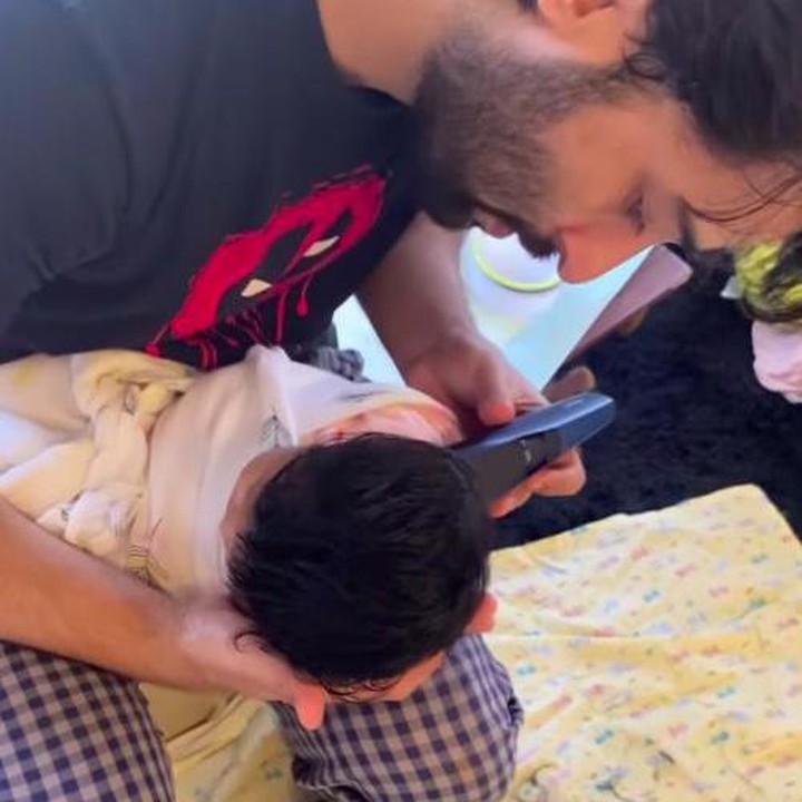 <p>Shaheer Sheikh tampaknya menikmati peran barunya sebagai ayah. Ruchikaa tak ketinggalan mengambil momen ketika Shaheer mencukur rambut bayinya itu. (Foto: Instagram @shaheermsheikh)</p>