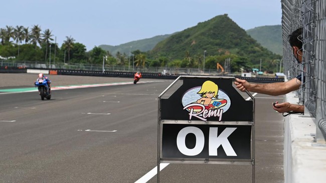 Seluruh peralatan logistik untuk menggelar ajang MotoGP Mandalika telah tiba di Sirkuit Mandalika, Rabu (9/3) dini hari.