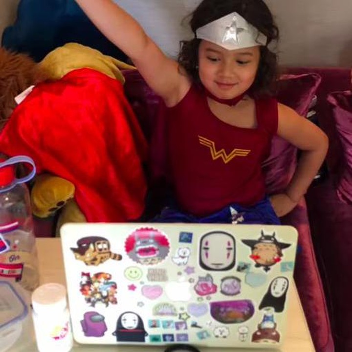 <p>Zoe, sapaan akrabnya, akhirnya memilih untuk mengenakan kostum tematik setiap ia sekolah daring. Kostumnya pun dipilih berdasarkan keinginan Zoe. Seperti ini, Bun, pakai kostum Wonder Woman supaya semangat belajar. (Foto: Instagram @artikasaridevi)</p>