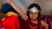 7 Potret Anak Artika Sari Devi Pakai Kostum Setiap PJJ, Wonder Woman hingga Squid Game