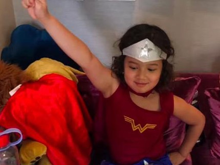 7 Potret Anak Artika Sari Devi Pakai Kostum Setiap PJJ, Wonder Woman hingga Squid Game