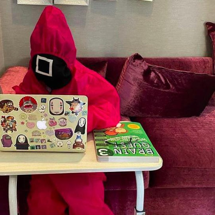 <p>Salah satu kostum yang menyita perhatian, ketika Zoe pakai kostum ala Squid Game. Gemas ya? Bagaimana pun Artika beruntung guru-guru Zoe di sekolah sangat pengertian. (Foto: Instagram @zoeibrahim)</p>