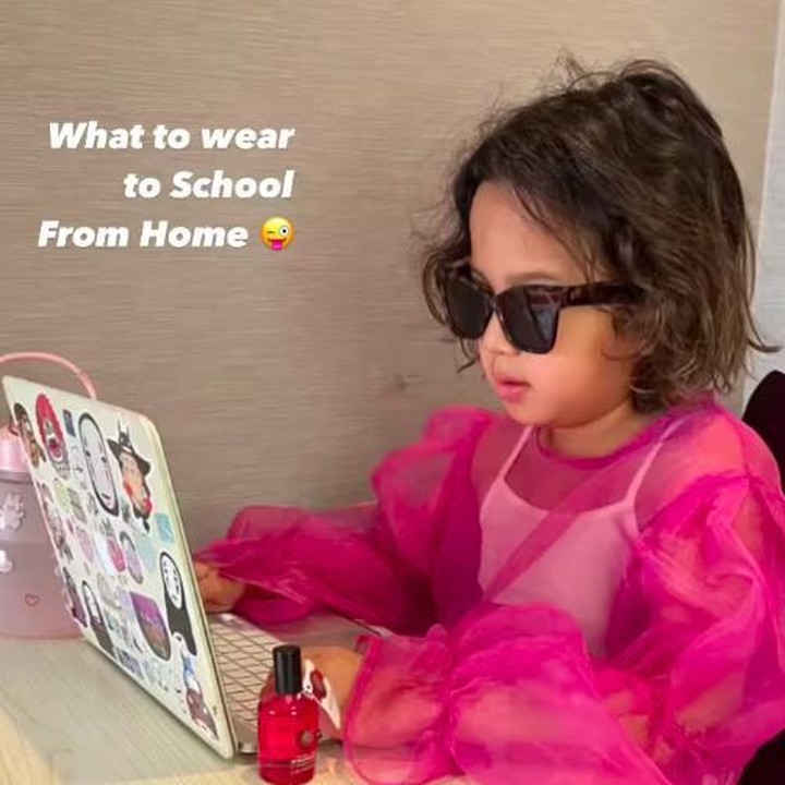 <p>Zoe pun tampaknya selalu memiliki ide kreatif dalam memilih kostum. Seperti ini, memilih pakaian dan sepatu mirip bundanya. (Foto: Instagram @artikasaridevi)</p>