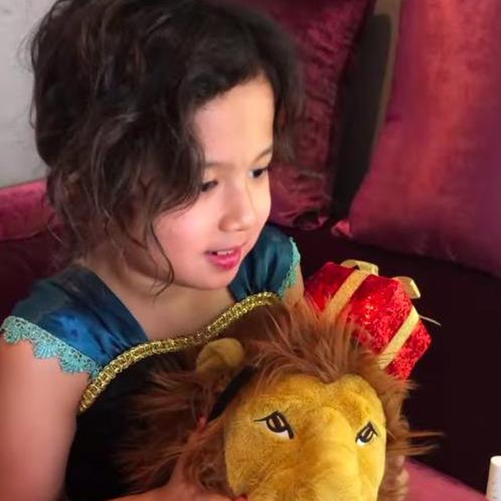 <p>Sekolah selama 6 jam lebih tentu sesuatu yang melelahkan bagi anak-anak, apalagi di depan laptop saja. Kata Artika, kegiatan anak kinestetik seperti putrinya, Zoella Ibrahim harus diimbangi dengan olahraga, hobi, dan main. (Foto: Instagram @artikasaridevi)</p>