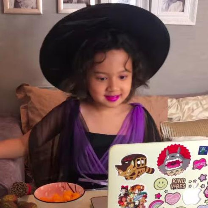 <p>Kalau yang ini mungkin edisi Halloween ya, Bun. Zoe pakai kostum penyihir, tak lupa dengan lipstik yang matching dengan warna pakaiannya. (Foto: Instagram @artikasaridevi)</p>