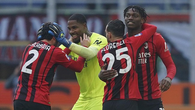 AC Milan sukses menggusur Inter Milan dari puncak klasemen Liga Italia usai menang lawan Sampdoria, Minggu (13/2).