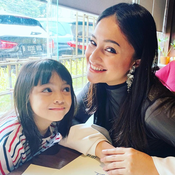 <p>Marshanda sering menghabiskan waktu bersama putri semata wayangnya, Sienna. Artis 32 tahun ini tak ingin melewatkan momen pertumbuhan buah hatinya, Bunda. (Foto: Instagram @marshanda99/ @siennakasyafani)<br /><br /><br /></p>