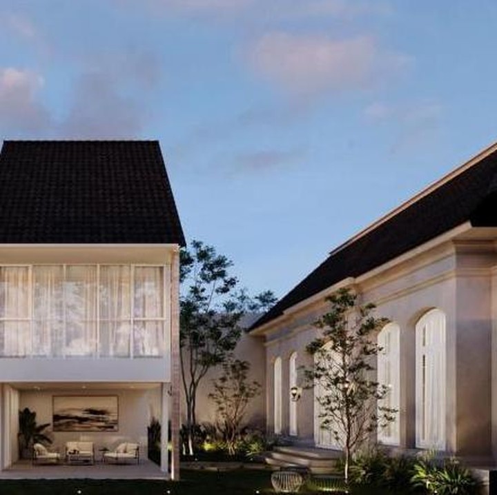 <p>Bagian luar rumah, terdapat kaca jendela yang lebar sehingga isi ruangannya bisa terlihat dari luar. Ayu Dewi juga terinspirasi gaya eksterior rumahnya seperti rumah di Eropa. (Foto: Instagram @mrsayudewi)</p>
