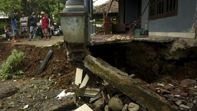 Tanah Lima Rumah Warga di Gresik Ambles Misterius
