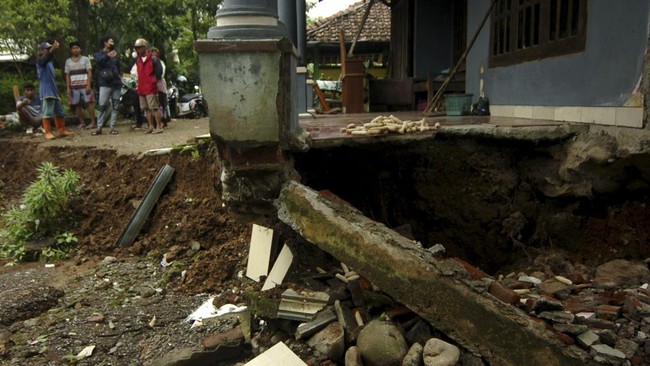 Plt Kepala BPBD Gresik mengatakan peristiwa penurunan tanah yang mengakibatkan amblesnya rumah warga ini terjadi pada Minggu (25/2) sekitar pukul 03.00 WIB.