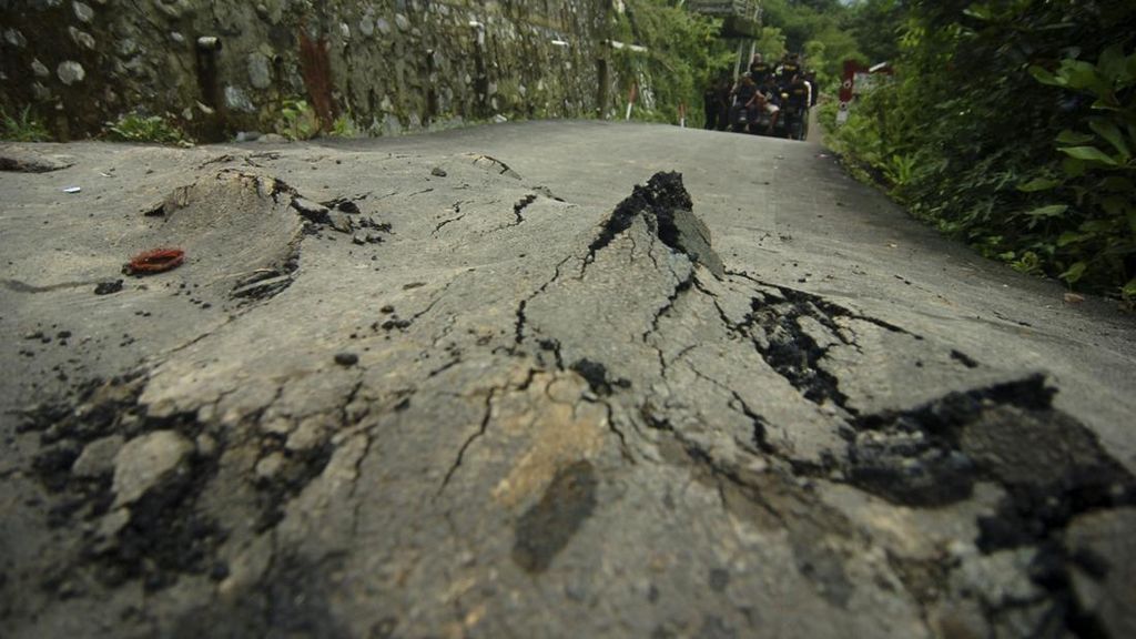 Jalur Gumitir Penghubung Jember-Banyuwangi Retak Sepanjang 30 Meter