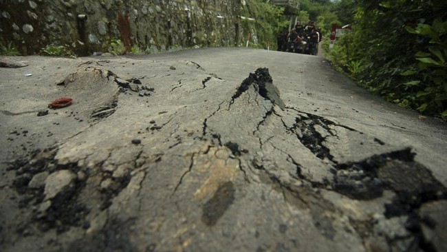 Laju pergerakan tanah di Desa Sidengok, Kecamatan Pejawaran, Banjarnegara, Jawa Tengah sudah bertambah 10 meter sejak 4 hari lalu.