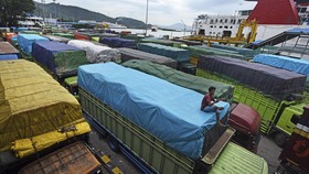 Antrean Truk Logistik Mengular Menuju Pelabuhan Merak