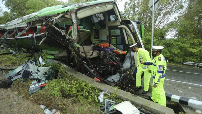 Kecelakaan maut antara bus dan truk terjadi di KM 4.400 Tol Dupak Surabaya, Jawa Timur (Jatim) Sabtu (5/3).