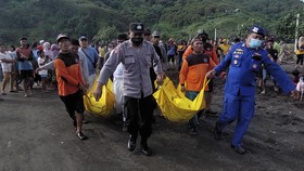 FOTO: Pengepungan Wadas dan 11 Korban Tewas Ritual Pantai Jember