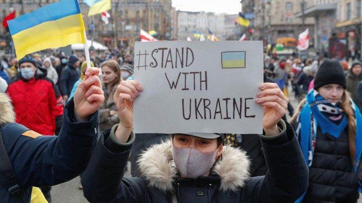 People take part in the Unity March, which is a procession to demonstrate Ukrainians' patriotic spirit amid growing tensions with Russia, in Kyiv, Ukraine February 12, 2022. REUTERS/Valentyn Ogirenko