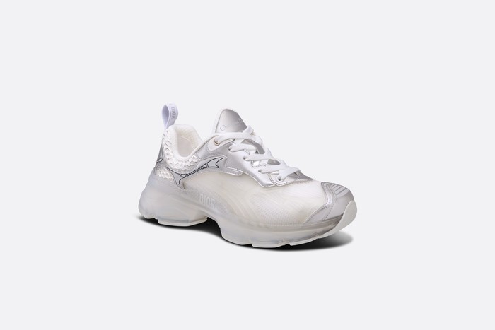 Desain Dior Vibe Sneaker yang sarat nuansa futuristik dapat menjadi statement yang unik dalam ragam gaya. Source: Dior
