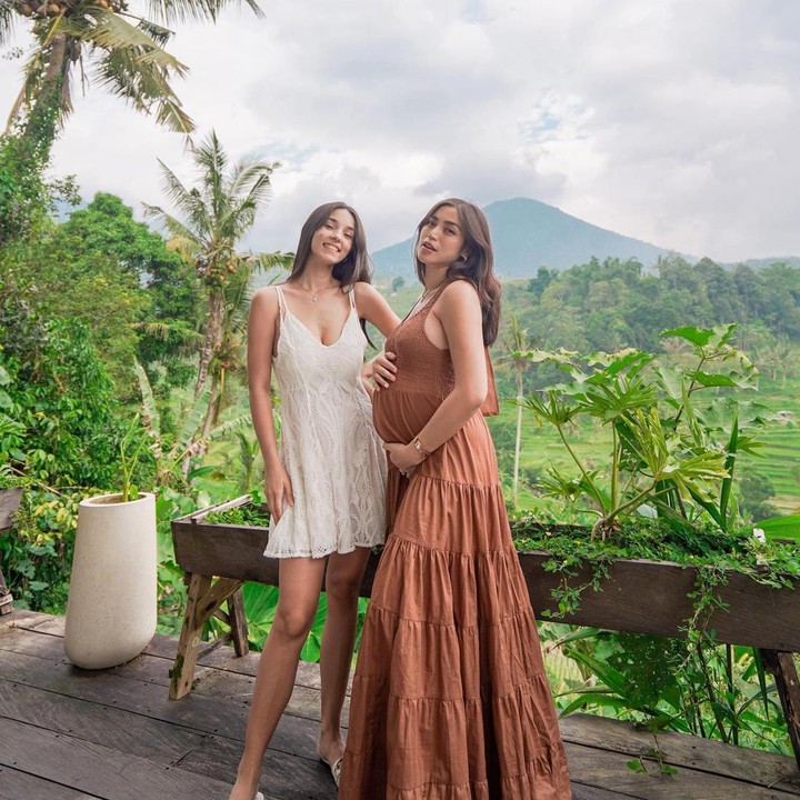 <p>Di kehamilan keduanya ini juga Jessica Iskandar tampak begitu feminin. Semoga lancar dan sehat selalu sampai melahirkan nanti ya, Jedar! (Foto: dok. Instagram @inijedar)</p>