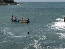 Prosesi Ritual Tewaskan 11 Orang di Jember: Berdiri Tepi Pantai, Tabur Bunga