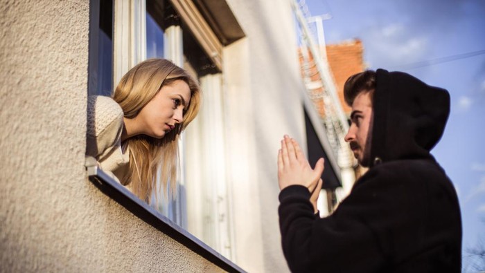 Man begging his girlfriend to forgive him