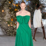 Desainer Favorit Michelle Obama Ini Hadirkan Tren Gaya Era 1950-an di New York Fashion Week