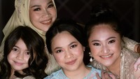 <p>Foto: Instagram @marshanda99Sienna sering banget menghabiskan waktu bersama sang Bunda. Belum lama ini, Sienna ikut sang Bunda ke acara lamaran tantenya, Alyssa. Marshanda membagikan potretnya bersama Sienna, sang Bunda, dan adiknya. (Foto: Instagram @marshanda99)</p>