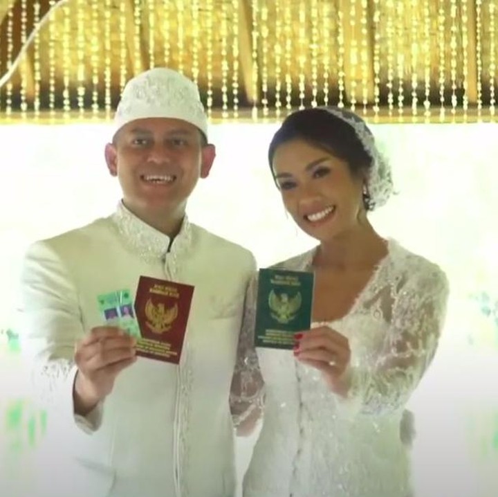<p>Pernikahan Melanie dan Aldico digelar tertutup dan sederhana. Ibunda Melanie tampak tidak hadir dan hanya bisa memberikan pesan penuh sayang untuk sang putri melalui video Zoom. (Foto: YouTube Fit with MeL - by Melanie Putria)</p>