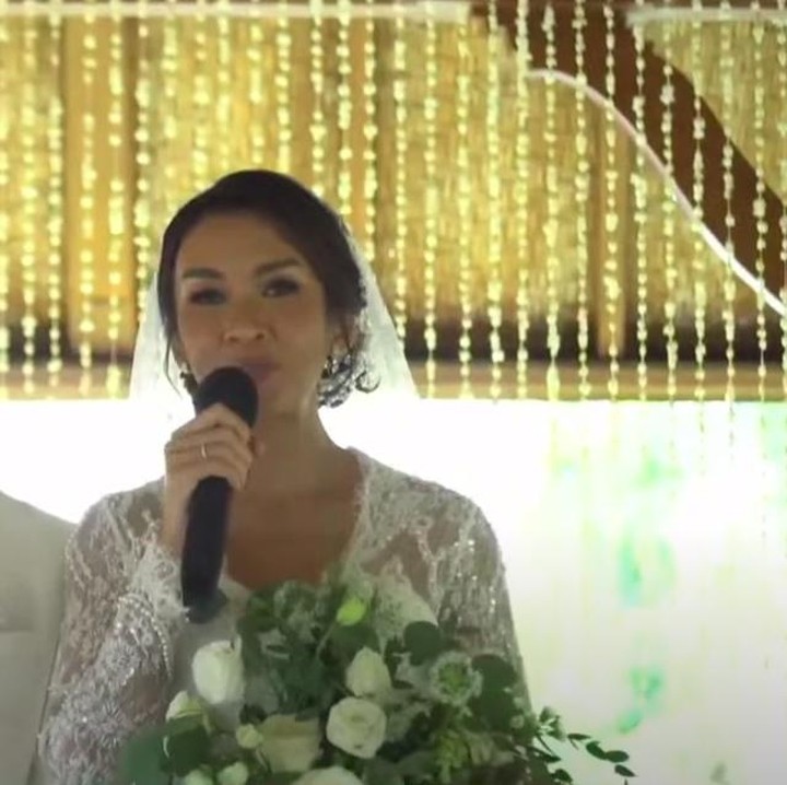 <p>Melanie Putria resmi menikah dengan Aldico Sapardan pada Sabtu (12/2/22). Pernikahan digelar tertutup di Taman Soekasada Ujung, Karangasem, Bali. (Foto: YouTube Fit with MeL - by Melanie Putria)</p>
